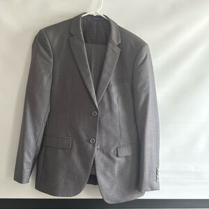 Vinci grey suite size 36S. Excellent condition
Designed in Italy